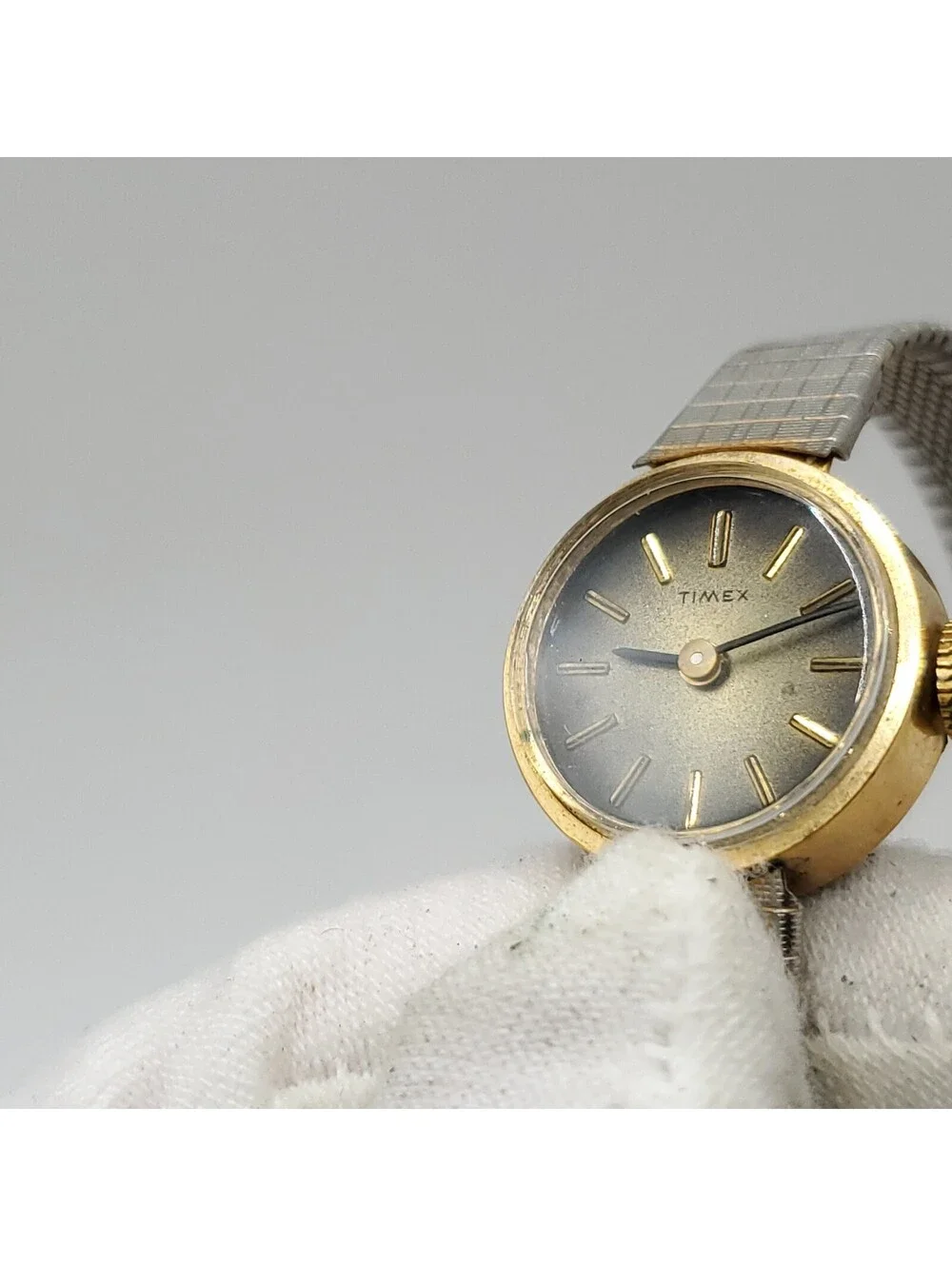Vintage Timex Mechanical Gold Tone Adjustable Band Womens Watch 17mm Running